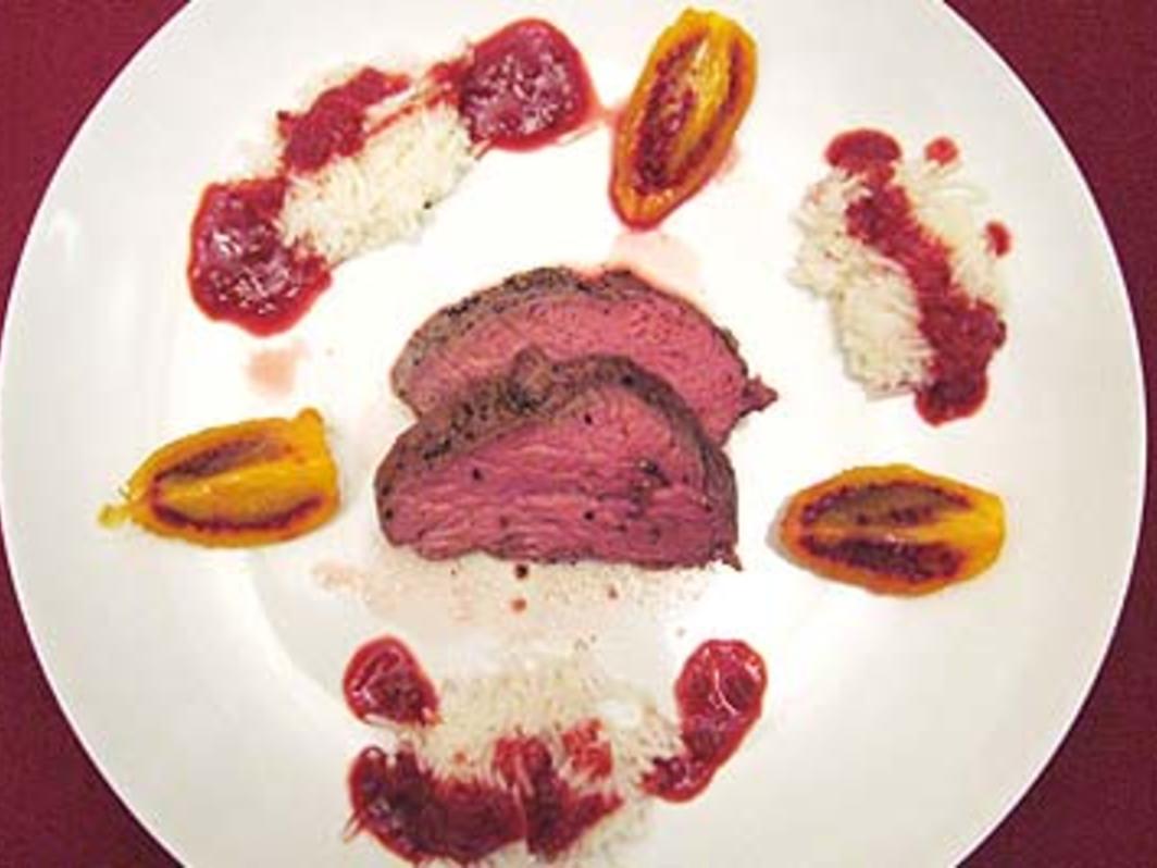 Rosa gebratenes Rinderfilet an glasierten Tamarillos - Rezept - kochbar.de