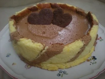 Rezept: Schwarz-Weiße Biskuittorte mit Orangen-Schoko-Cremefüllung Schwarz-Weiße Biskuittorte mit Orangen-Schoko-Cremefüllung - Rezept