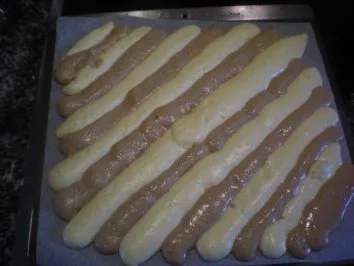 Rezept: Schwarz-Weiße Biskuittorte mit Orangen-Schoko-Cremefüllung Bild Nr. 2 Schwarz-Weiße Biskuittorte mit Orangen-Schoko-Cremefüllung - Rezept - Bild Nr. 2