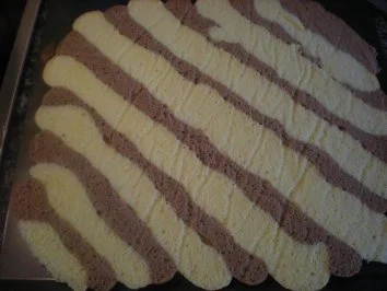 Rezept: Schwarz-Weiße Biskuittorte mit Orangen-Schoko-Cremefüllung Bild Nr. 3 Schwarz-Weiße Biskuittorte mit Orangen-Schoko-Cremefüllung - Rezept - Bild Nr. 3