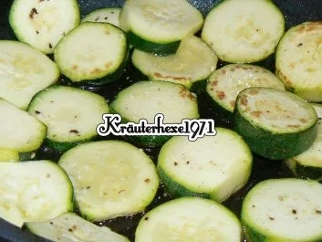 Hähnchenbrustfilet mit Bratkartoffeln und gebratenen Zucchiniparmesanscheiben - Rezept - Bild Nr. 2