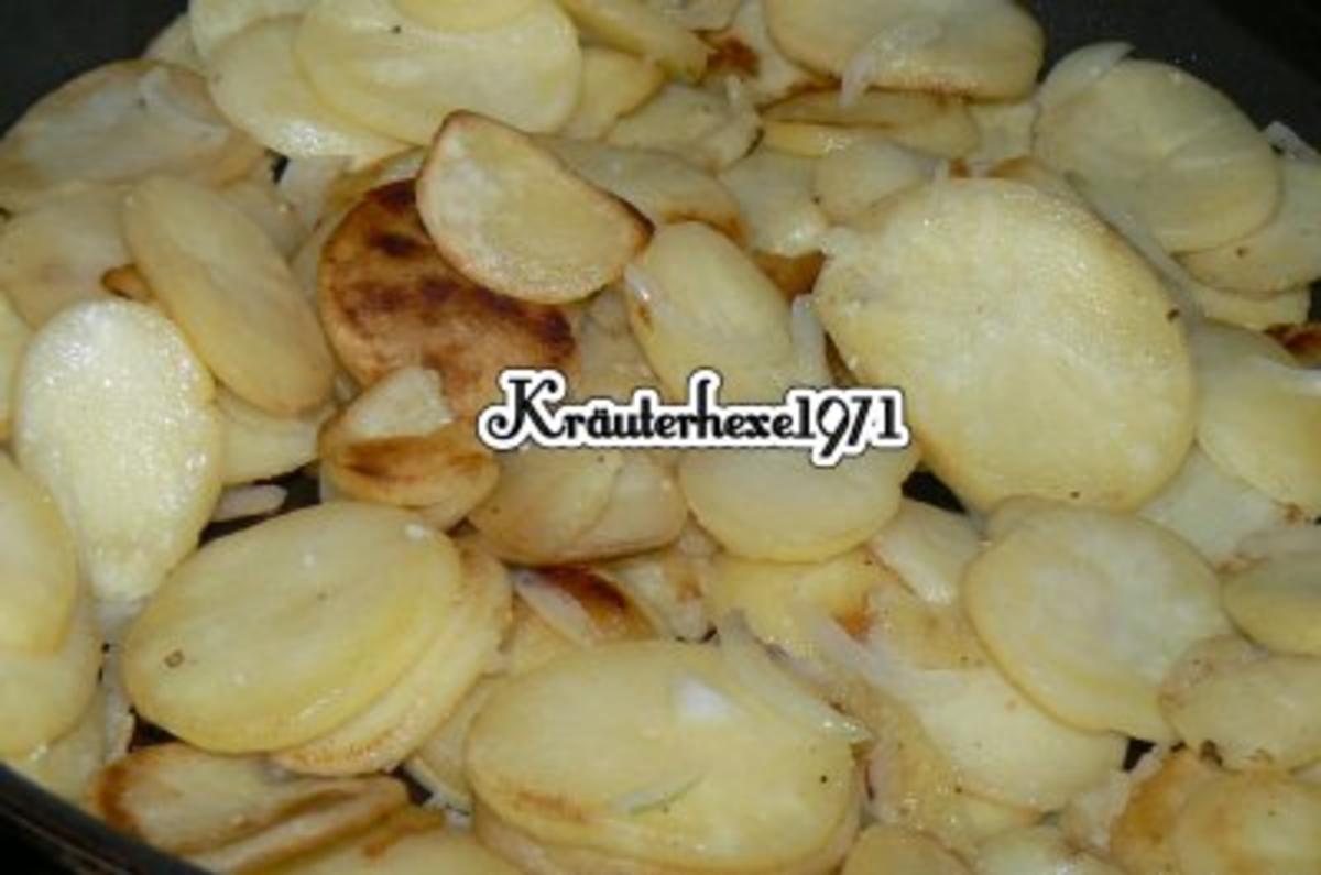 Hähnchenbrustfilet mit Bratkartoffeln und gebratenen Zucchiniparmesanscheiben - Rezept - Bild Nr. 3
