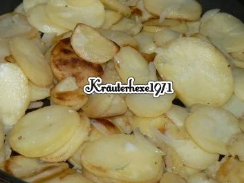 Hähnchenbrustfilet mit Bratkartoffeln und gebratenen Zucchiniparmesanscheiben - Rezept - Bild Nr. 3