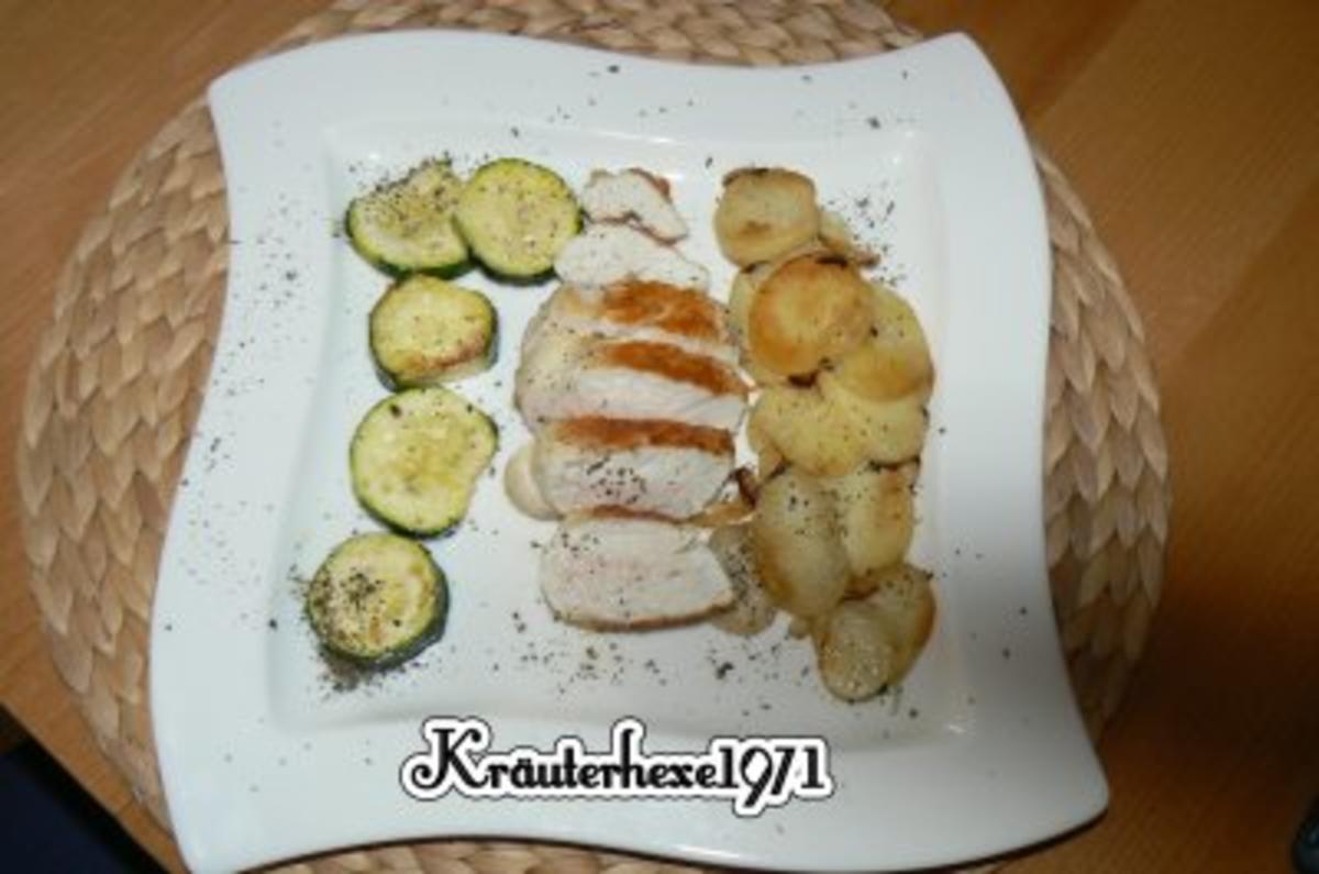 Hähnchenbrustfilet mit Bratkartoffeln und gebratenen Zucchiniparmesanscheiben - Rezept - Bild Nr. 5
