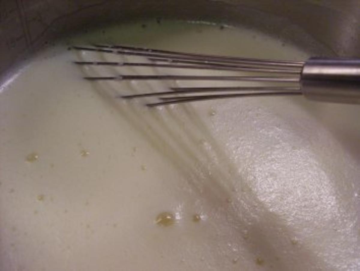 Vanilleflammerie mit Himbeer - Granatapfelsauce - Rezept - kochbar.de