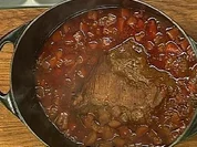 Geschmorter Kalbstafelspitz mit Meerrettich-Stampfkartoffeln und Vichy-Karotten - Rezept