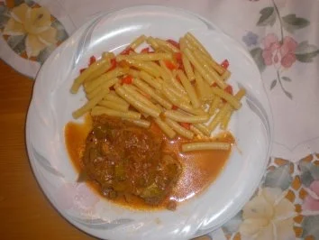 Schnitzel in Malzbiersoße mit Paprikanudeln - Rezept