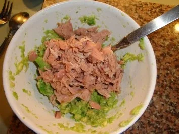 Rezept: Avocado; Tunfisch & Kräuter treffen sich zum Frühstück Bild Nr. 2 Avocado; Tunfisch & Kräuter treffen sich zum Frühstück - Rezept - Bild Nr. 2