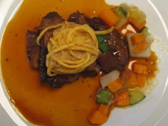 Geschmorte Kalbsbäckchen mit Croustillant vom Kalbsbries an Steinpilzen und Trüffeljus - Rezept
