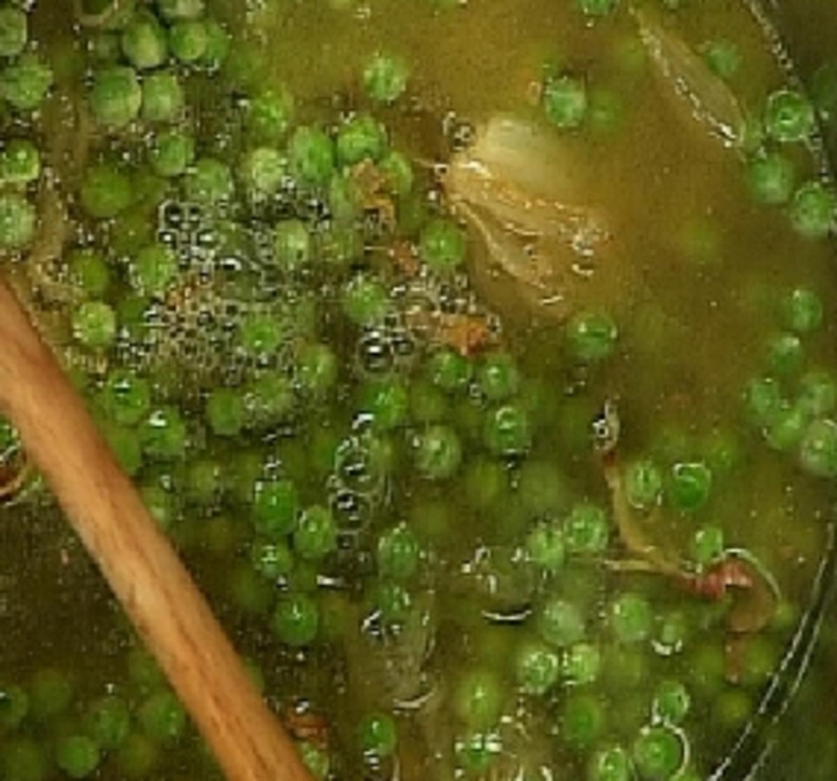 Grüne Erbsensuppe mit Garnelen im Speckmantel - Rezept