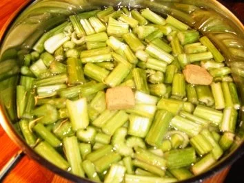 Hauptgericht: "Medister" mit Staudensellerie, Salzkartoffeln an einer weißen Soße - Rezept - Bild Nr. 3