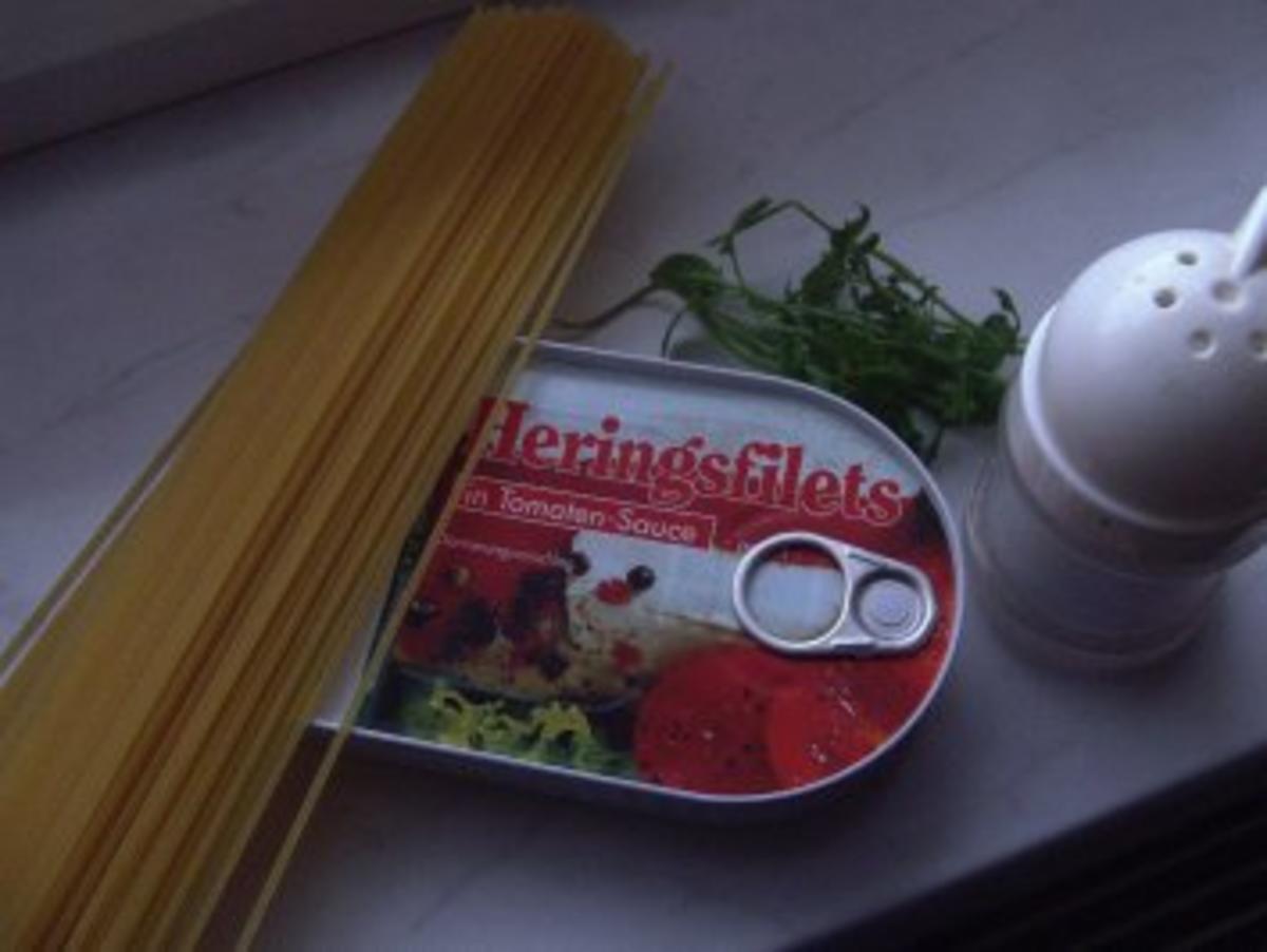 Heringsfilets in Tomatensauce auf Spaghetti - Rezept - Bild Nr. 2