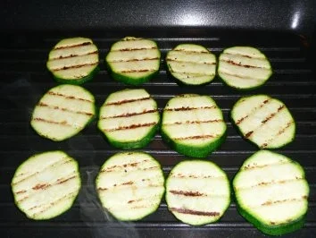 kräutergebutterte Scholle mit Zucchinischuppen und lecker würziger Gemüse-Sauce - Rezept - Bild Nr. 3