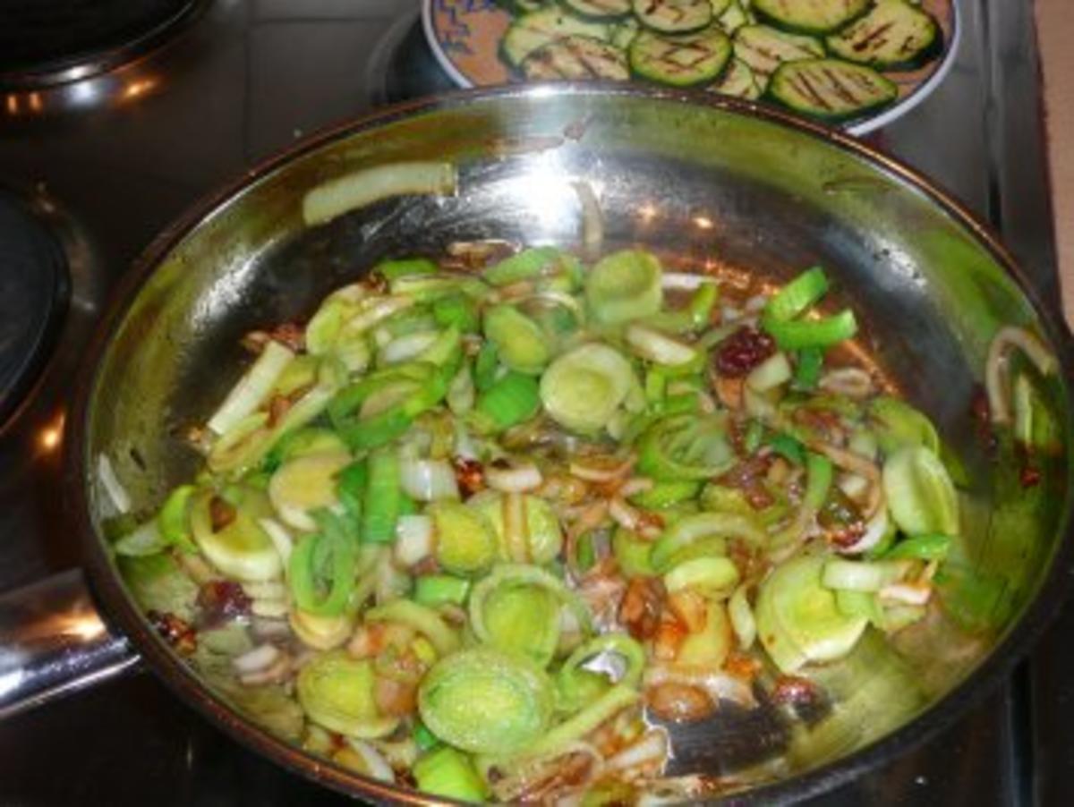 kräutergebutterte Scholle mit Zucchinischuppen und lecker würziger Gemüse-Sauce - Rezept - Bild Nr. 5