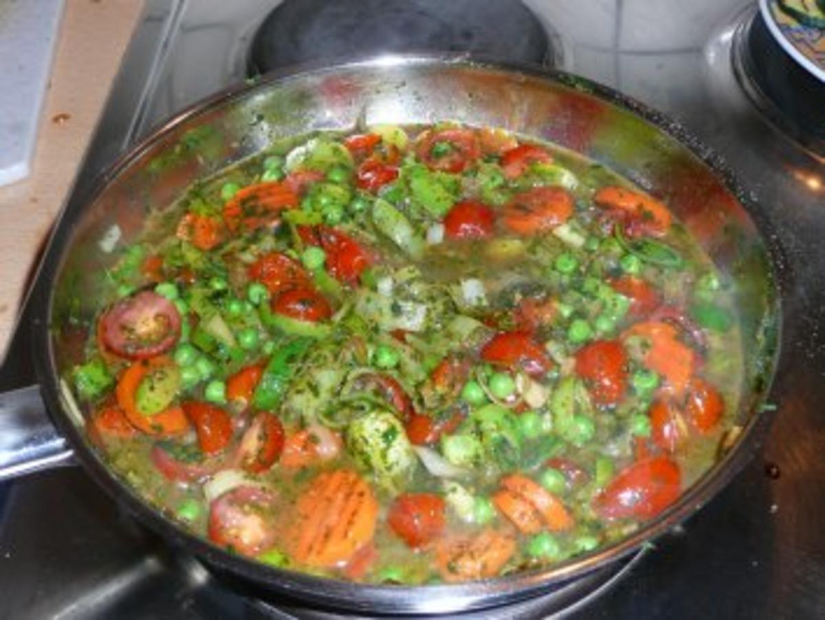 kräutergebutterte Scholle mit Zucchinischuppen und lecker würziger Gemüse-Sauce - Rezept - Bild Nr. 6