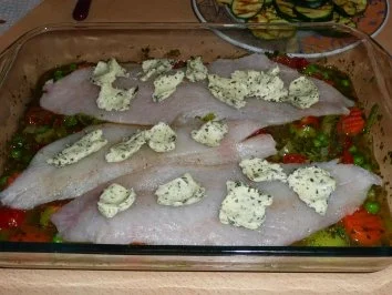 kräutergebutterte Scholle mit Zucchinischuppen und lecker würziger Gemüse-Sauce - Rezept - Bild Nr. 7