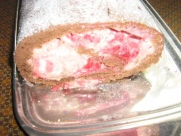 Schoko-Biskuitrolle mit Himbeeren - Rezept