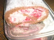 Schoko-Biskuitrolle mit Himbeeren - Rezept