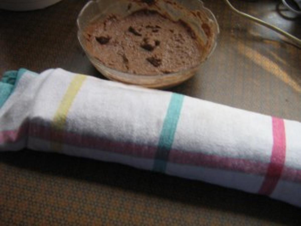 Schoko Biskuitrolle mit Himbeeren - einfach - 147 kcal/100g