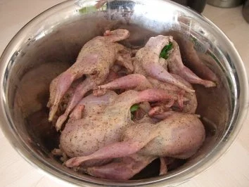 Wachteln im Salatnest mit Schmortrauben - Rezept