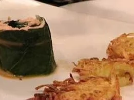 Mangoldroulade mit Lachs-Garnelen-Füllung an Kartoffeltalern - Rezept