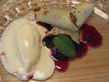 Rezept: Schoko-Crêpes mit Vanilleeis und karamellisierten Kirschen Schoko-Crêpes mit Vanilleeis und karamellisierten Kirschen - Rezept