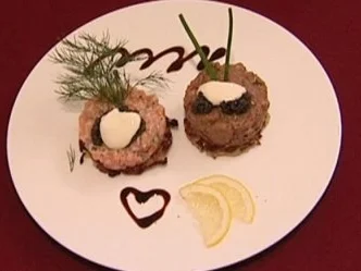 Rezept: Röstis mit Fleischtartar, Lachstartar und Kaviar (Corinna Drews) Röstis mit Fleischtartar, Lachstartar und Kaviar (Corinna Drews) - Rezept