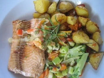 Rezept: Lachs auf Weißwein-Gemüse Lachs auf Weißwein-Gemüse - Rezept