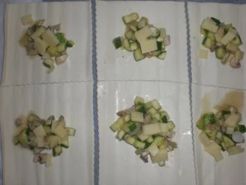 Blätterteigsäckchen mit Zuchini- Champignon Füllung - Rezept - Bild Nr. 3