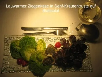 Kochduellrezept 3: lauwarmer Ziegenkäse mit Senf-Rosmarinkruste, Lammlachse mit Kartoffelwaffel und Bohnenbündel, Millefeuille von Karamell und Schokolade mit Gewürzbirne - Rezept