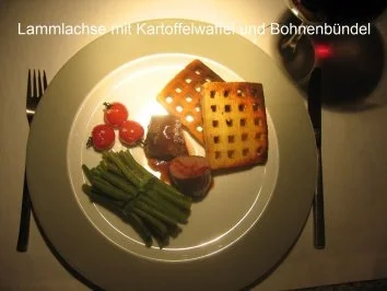 Kochduellrezept 3: lauwarmer Ziegenkäse mit Senf-Rosmarinkruste, Lammlachse mit Kartoffelwaffel und Bohnenbündel, Millefeuille von Karamell und Schokolade mit Gewürzbirne - Rezept - Bild Nr. 2