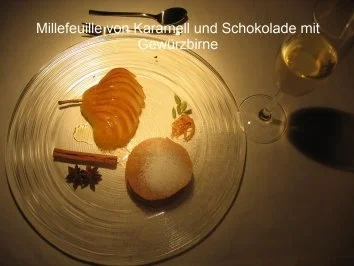 Kochduellrezept 3: lauwarmer Ziegenkäse mit Senf-Rosmarinkruste, Lammlachse mit Kartoffelwaffel und Bohnenbündel, Millefeuille von Karamell und Schokolade mit Gewürzbirne - Rezept - Bild Nr. 3