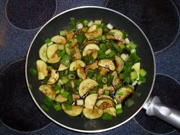 Rezept: Fruchtiger Nudelsalat mit Hackbällchen Bild Nr. 3 Fruchtiger Nudelsalat mit Hackbällchen - Rezept - Bild Nr. 3