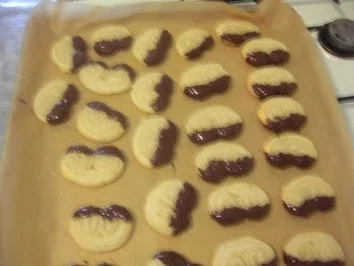 Rezept: Mini-Schweineöhrchen mit Mandel Mini-Schweineöhrchen mit Mandel - Rezept