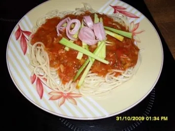 Resteverwertung: Scharfe Tomatensoße mit Lauch und Schinkenröllchen - Rezept