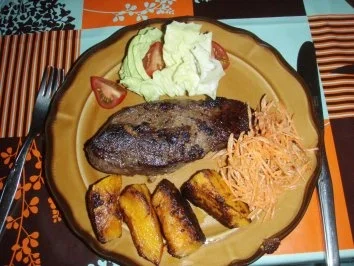 Rinds - Entrecote garniert mit Karotten, grüner Salat, Cherrytomaten und Kürbis - Rezept