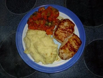 Schweinesteaks mit Buttermöhren und Kartoffelpüree - Rezept