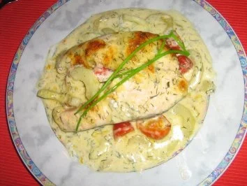 Lachssteaks auf Gurkengemüse mit Dillsauce überbacken - Rezept