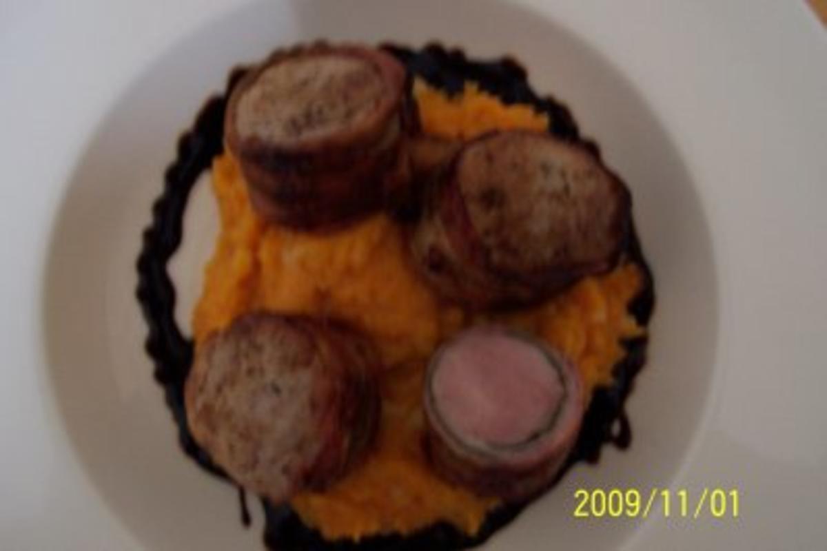 Schweinefilet im Salbei-Schinkenmantel auf Süßkartoffel-Selleriepüree mit Balsamicospiegel - Rezept