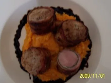 Schweinefilet im Salbei-Schinkenmantel auf Süßkartoffel-Selleriepüree mit Balsamicospiegel - Rezept