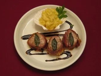 Schweinemedaillons in Parmaschinken an Kartoffel-Knoblauchpüree - Rezept