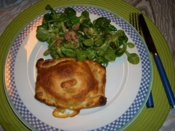 Blätterteigtaschen gefüllt mit Harzer- Käse, dazu Mausohrsalat - Rezept