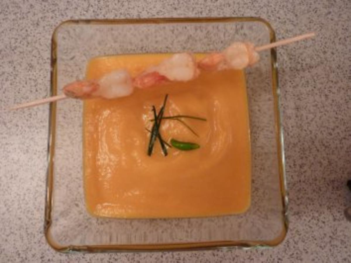 Karotten-Ingwer-Suppe mit Garnelenspieß - Rezept