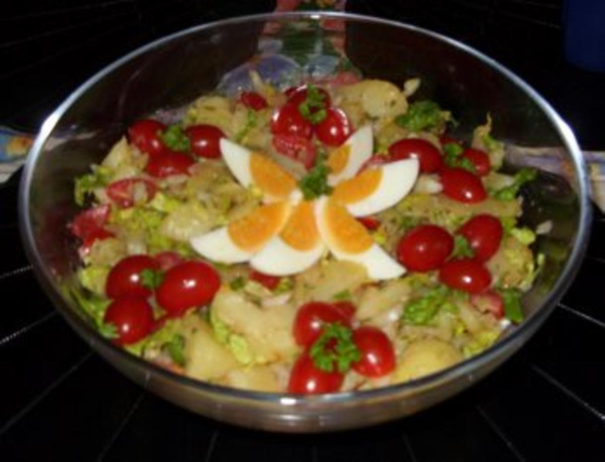 Bunter Kartoffelsalat mit Würstchen - Rezept - kochbar.de