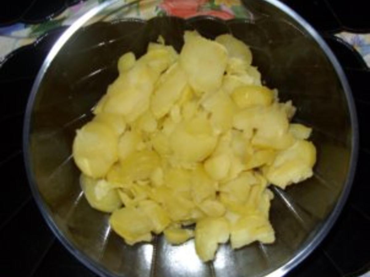 Bunter Kartoffelsalat mit Würstchen - Rezept - kochbar.de