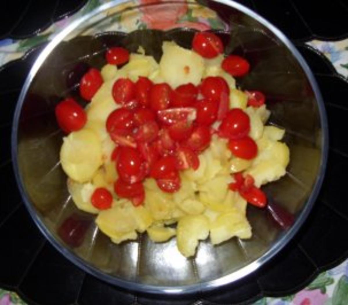 Bunter Kartoffelsalat mit Würstchen - Rezept - Bild Nr. 4