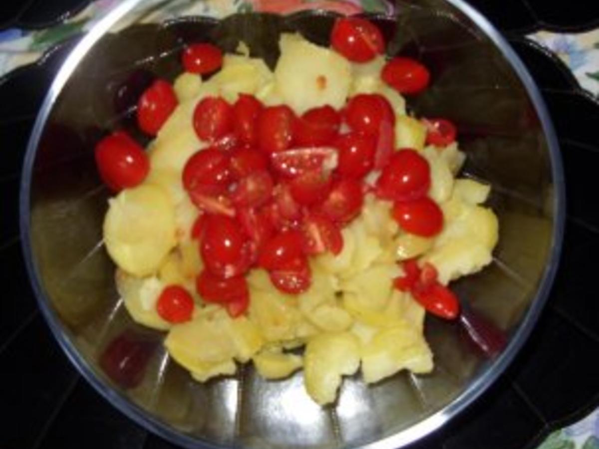 Bunter Kartoffelsalat mit Würstchen - Rezept - kochbar.de