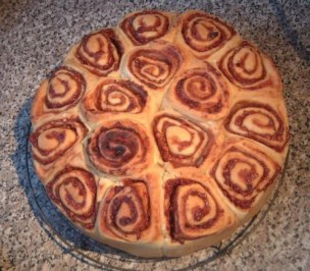 Rosenkuchen mit Äpfeln, Preiselbeeren und Walnüssen - Rezept - kochbar.de