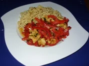 Putenfilets mit Paprikagemüse und Nudeln - Rezept