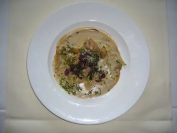 Kalbsbries auf Blattspinat mit grüner Tagliatelle auf Sahne- Champagnersoße - Rezept